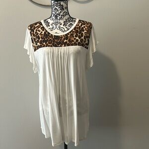 NWOT.  Woman’s cap sleeve t-shirt in cream with predator print neckline.